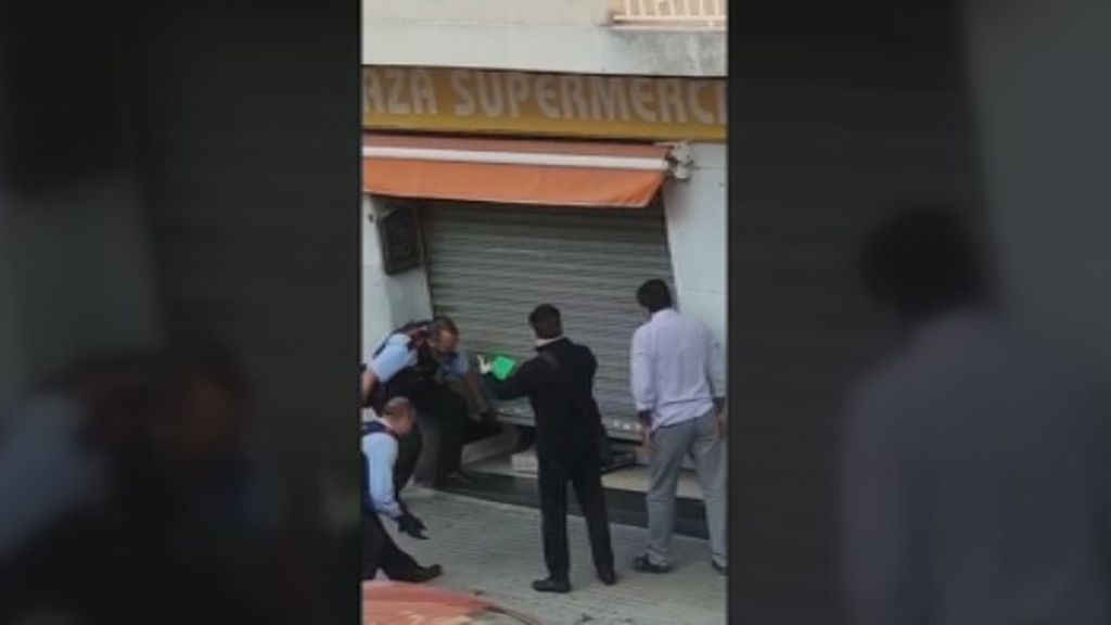 Un atracador es encerrado junto al dependiente de una tienda hasta la llegada de los mossos