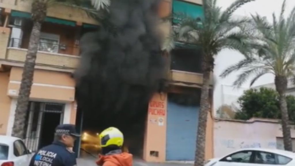 Voraz incendio en Paterna obliga a decenas de vecinos a desalojar sus hogares