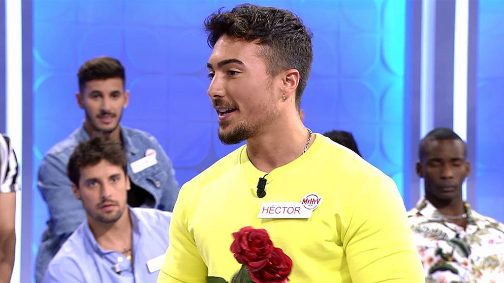 Héctor le da sus dos rosas a Jenny