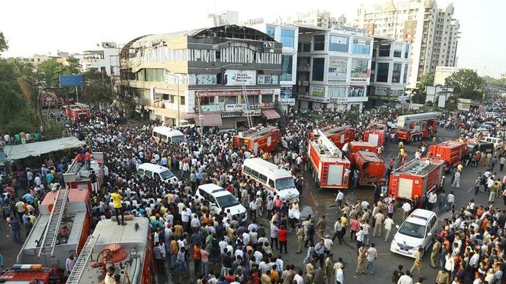 20 muertos por el incendio en una escuela de oficios de la ciudad india de Surat