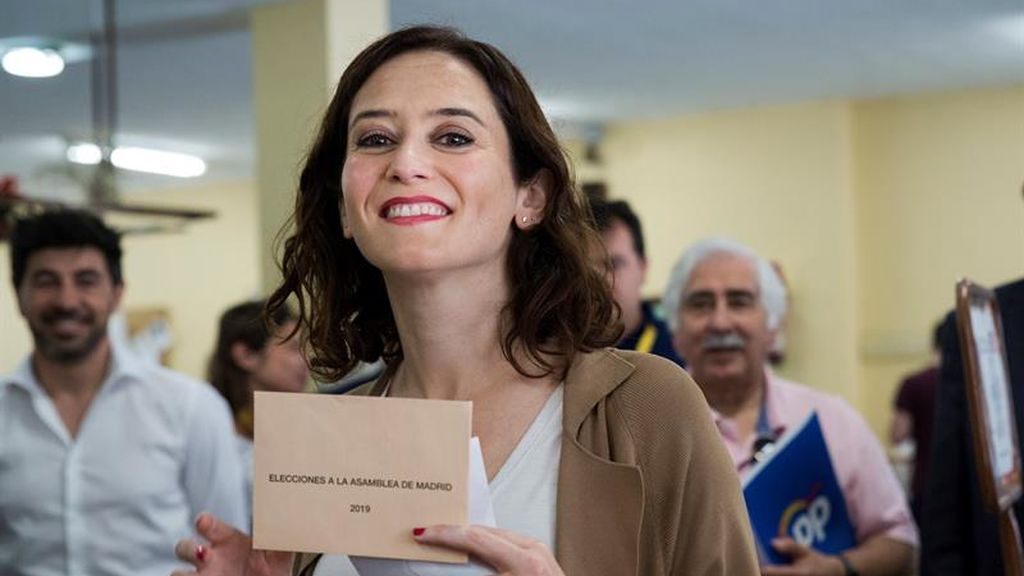 Ayuso ejerce su derecho al voto