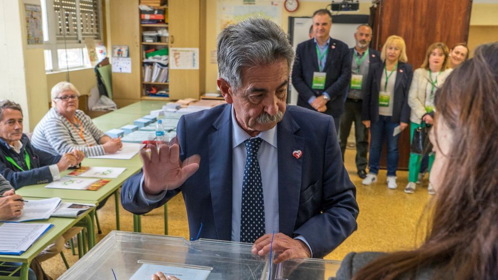 Revilla vota en Santander y habla con su médico en directo