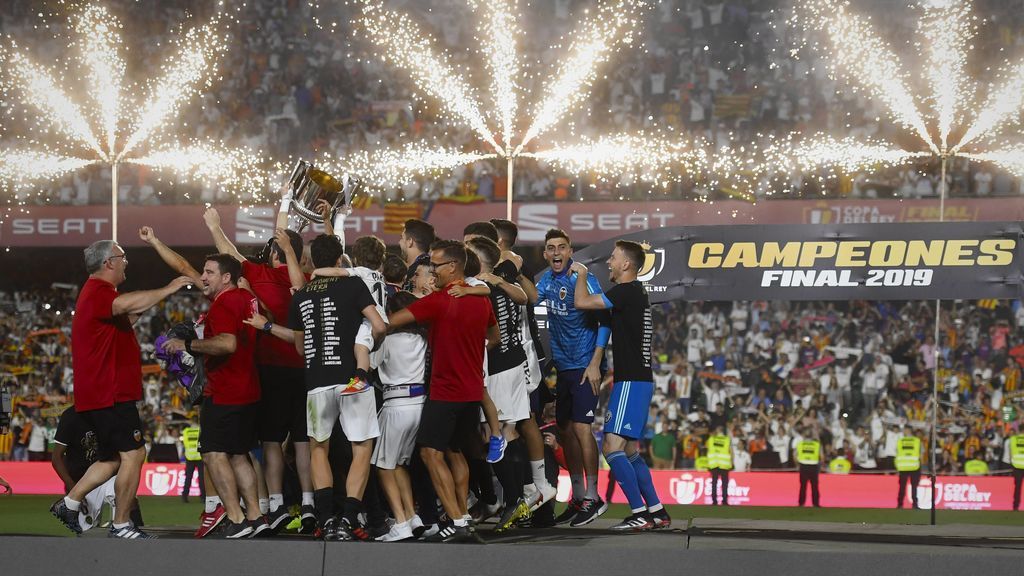El Valencia cosecha su octavo título de Copa del Rey ante un Barcelona hundido El Valencia cosecha su octavo título de Copa del Rey ante un Barcelona hundido
