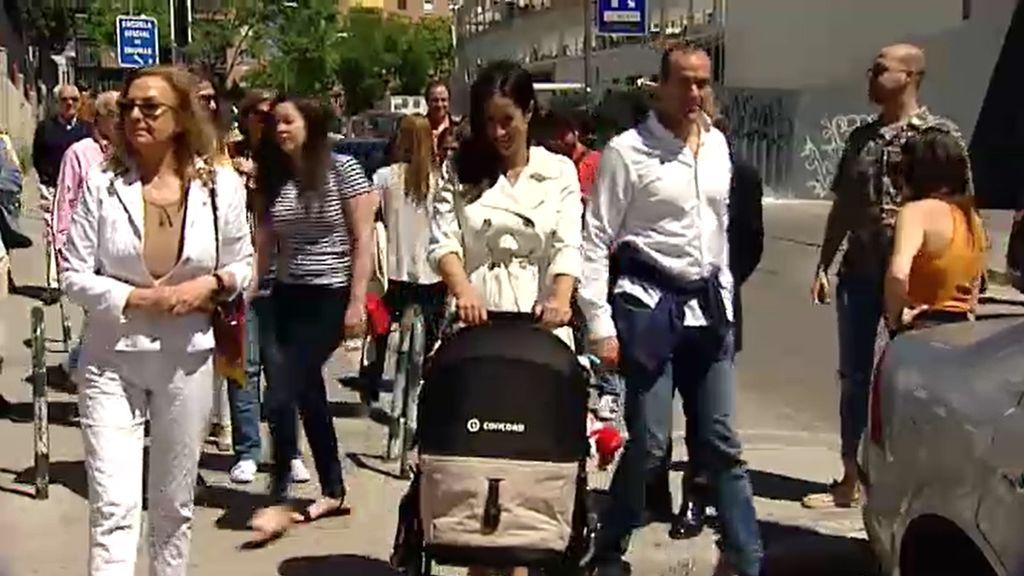 Begoña Villacís acude a votar en Chamberí acompañada de su hija recién nacida