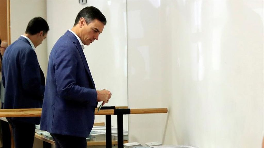 Pedro Sánchez elige las papeletas que depositará en la urna