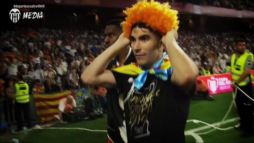 De la peluca de Soler al show de Gabriel Paulista: Así fue la celebración de Valencia tras vencer en la Copa del Rey