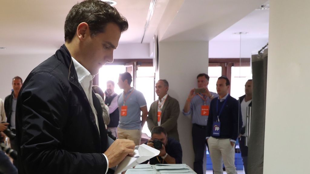 Rivera vota por primera vez en Madrid