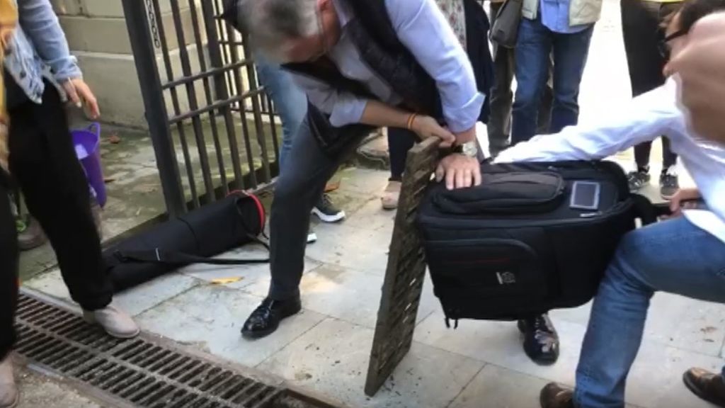 Josep Bou desatasca una mochila de una alcantarilla