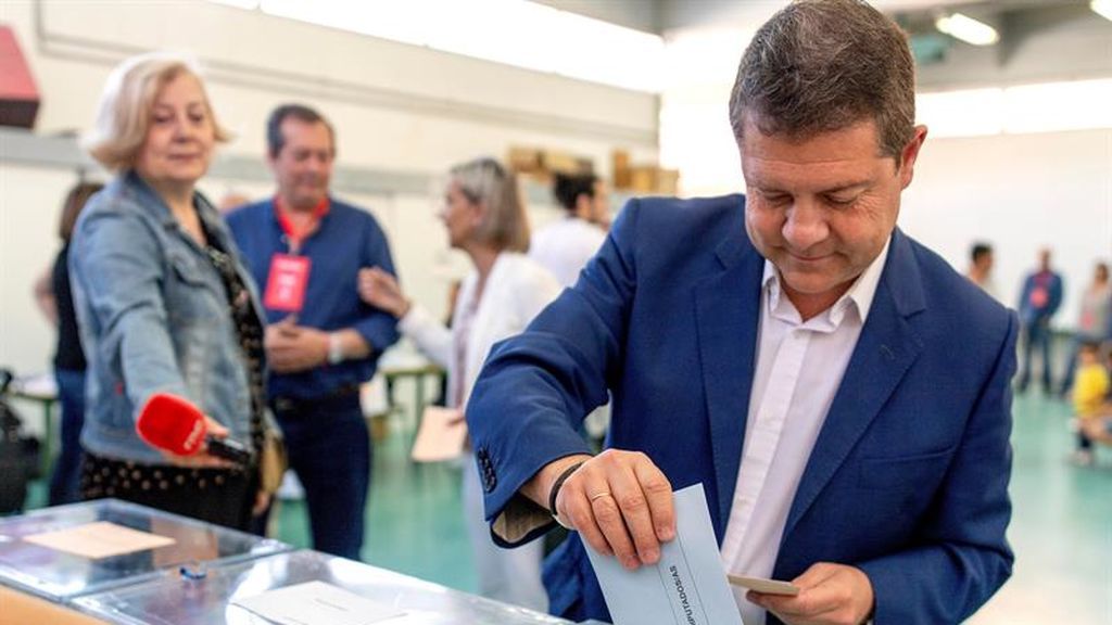 Emiliano García-Page ejerce su derecho al voto