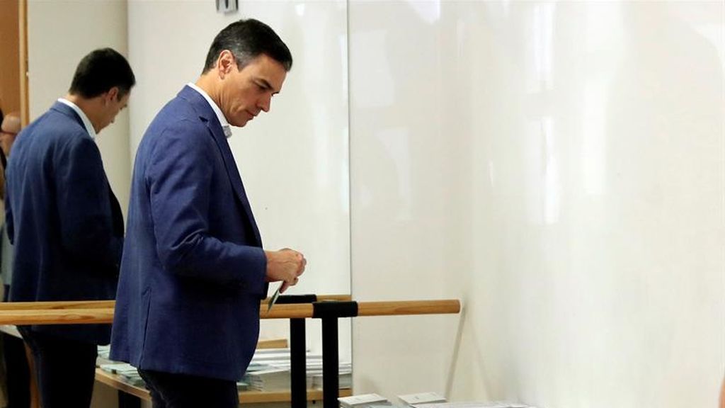 Pedro Sánchez elige las papeletas que depositará en la urna