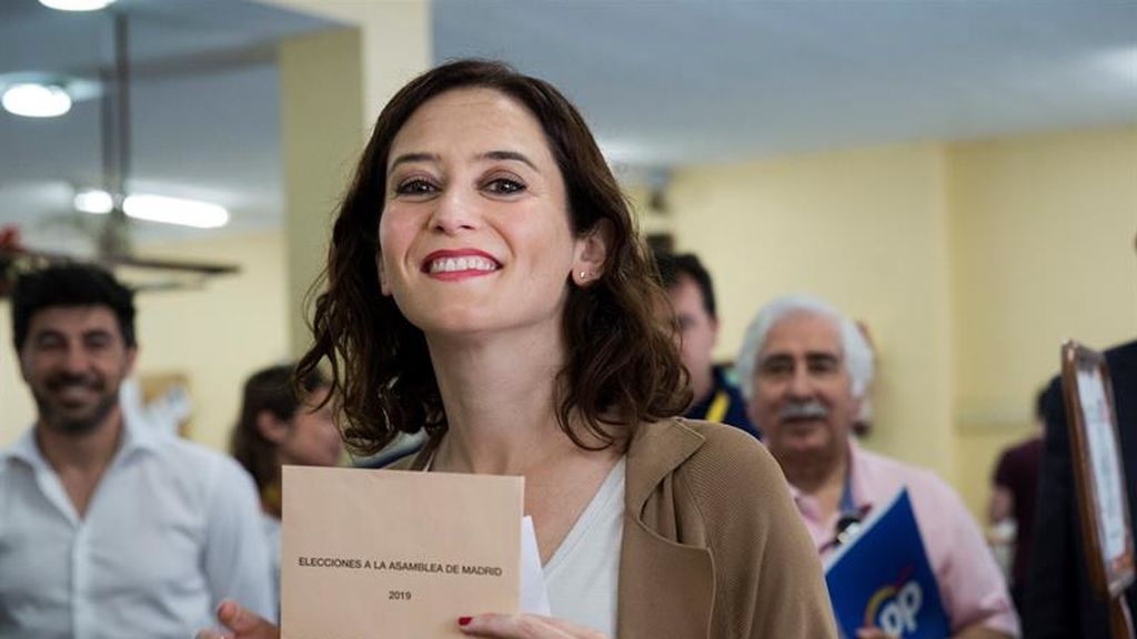 Ayuso ejerce su derecho al voto