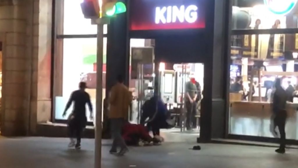 Una brutal pelea entre manteros en Las Ramblas deja un herido grave por arma blanca