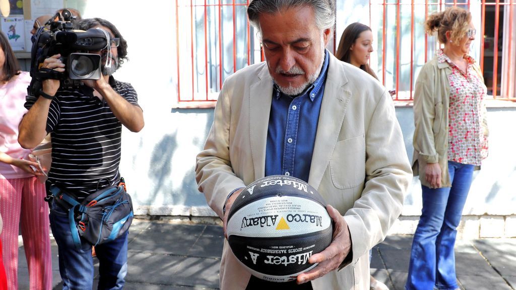 Pepu Hernández recordando su pasado baloncestístico