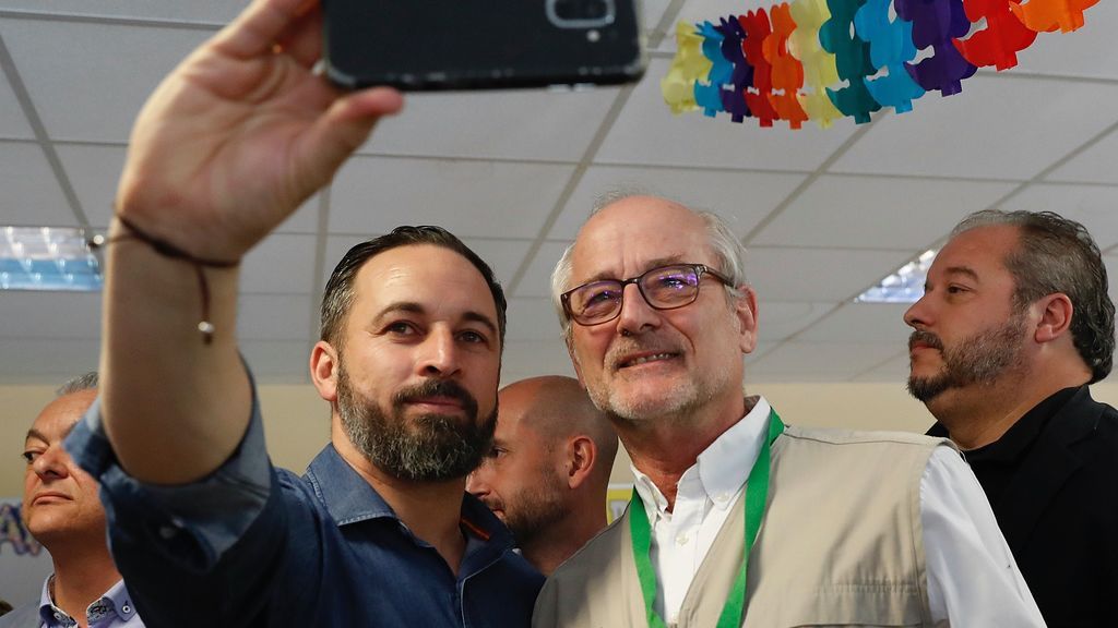 Santiago Abascal se hace un selfi después de votar