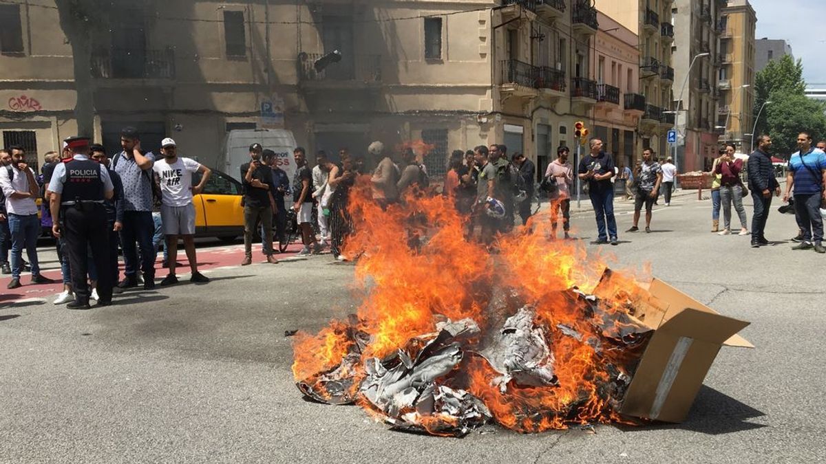 Unos 100 repartidores se concentran ante Glovo en Barcelona por la muerte de un compañero