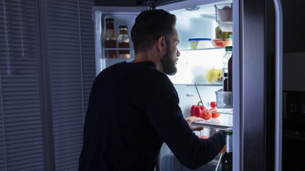 hombre-abriendo-frigorifico-para-comer