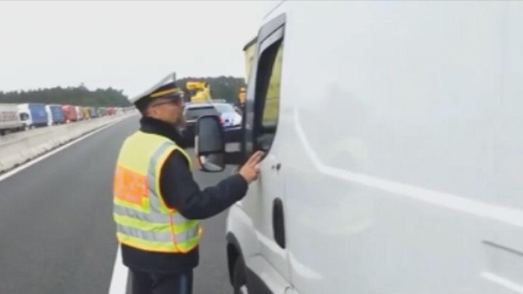 Las duras reprimendas de un policía a conductores que hacen fotos de accidentes