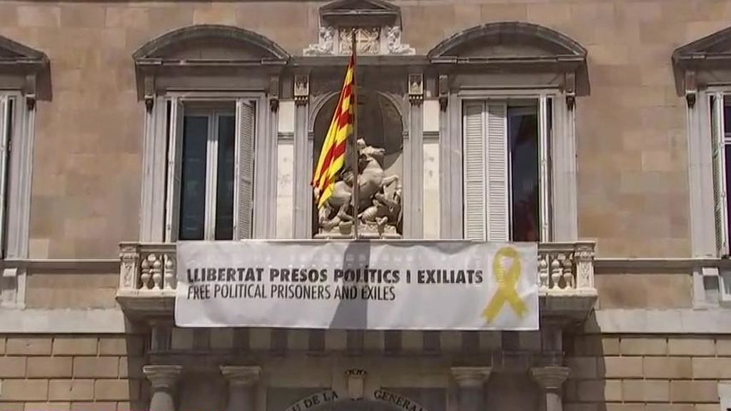 Torra recoloca la pancarta de presos políticos en la Generalitat
