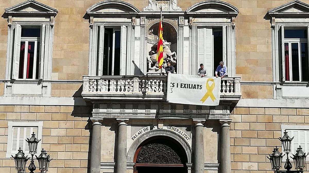 El lazo amarillo vuelve al balcón de la Generalitat