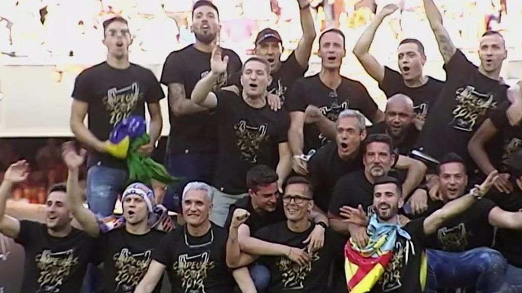 Más de 50.000 personas recibieron en Mestalla a los Campeones de Copa
