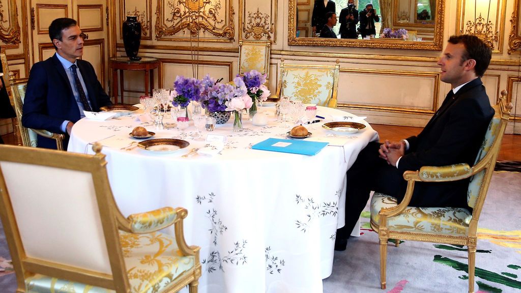 Imágenes de la cena de trabajo de Macron con Sánchez en el Eliseo