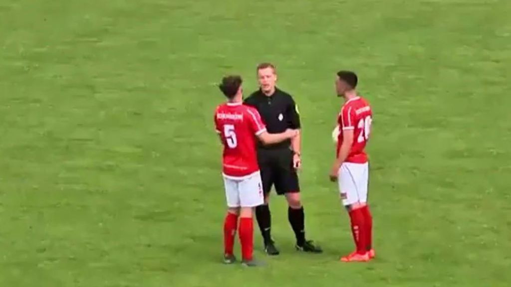 Un árbitro marca un gol en un partido de la Tercera División holandesa y lo da como válido Un árbitro marca un gol en un partido de la Tercera División holandesa y lo da como válido