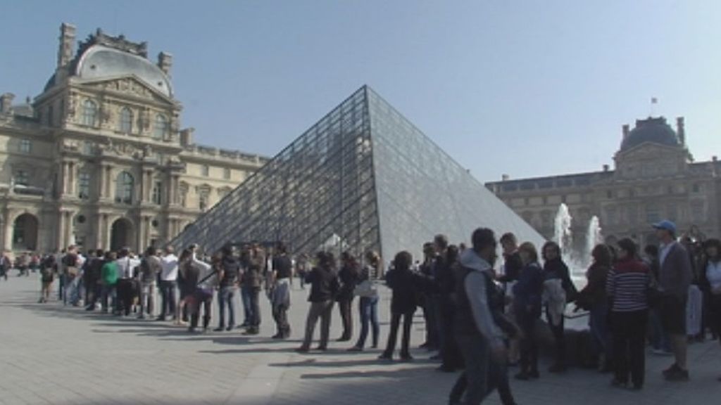 El museo del Louvre cuelga el cartel de cerrado por las protestas de sus trabajadores