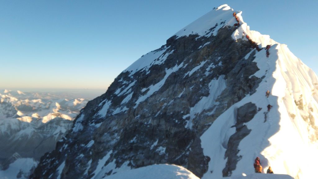 La épica del Everest sucumbe aplastada por la masificación de su mítica cumbre