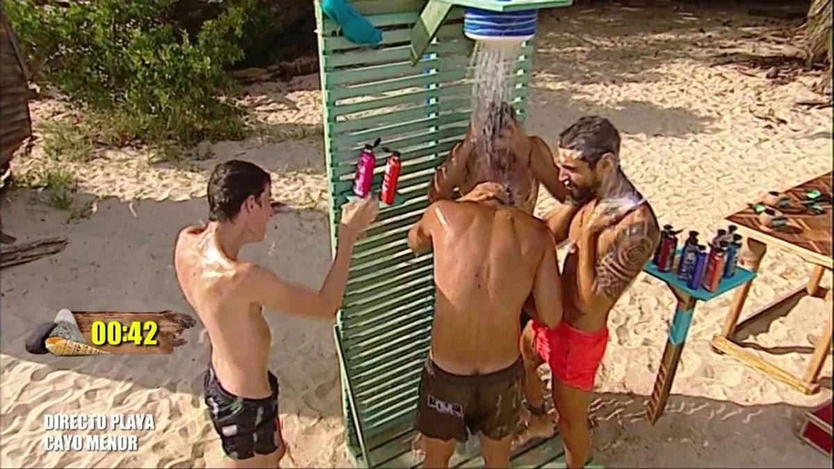 Oto, Fabio, Albert y Omar: Los semifnalistas de la prueba de líder reciben una ducha como recompensa