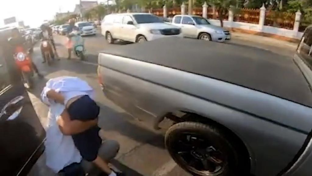 El héroe motorista: lleva a urgencias a una niña que estaba sufriendo un ataque epiléptico en pleno atasco