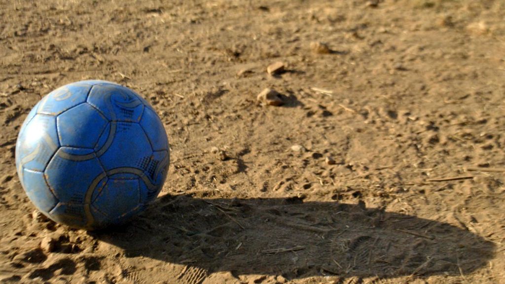 Un padre empuja la silla de ruedas de su hijo en cada partido para que pueda disfrutar del fútbol, su gran felicidad Un padre empuja la silla de ruedas de su hijo en cada partido para que pueda disfrutar del fútbol, su gran felicidad