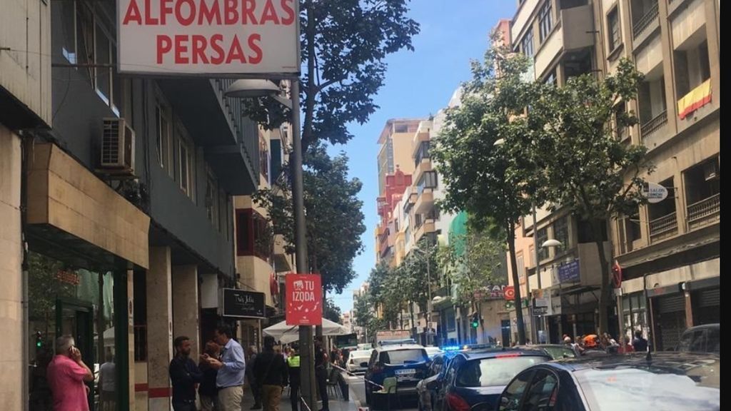 Una mujer fallece al caer desde la quinta planta de un edificio en Las Palmas de Gran Canaria Una mujer fallece al caer desde la quinta planta de un edificio en Las Palmas de Gran Canaria