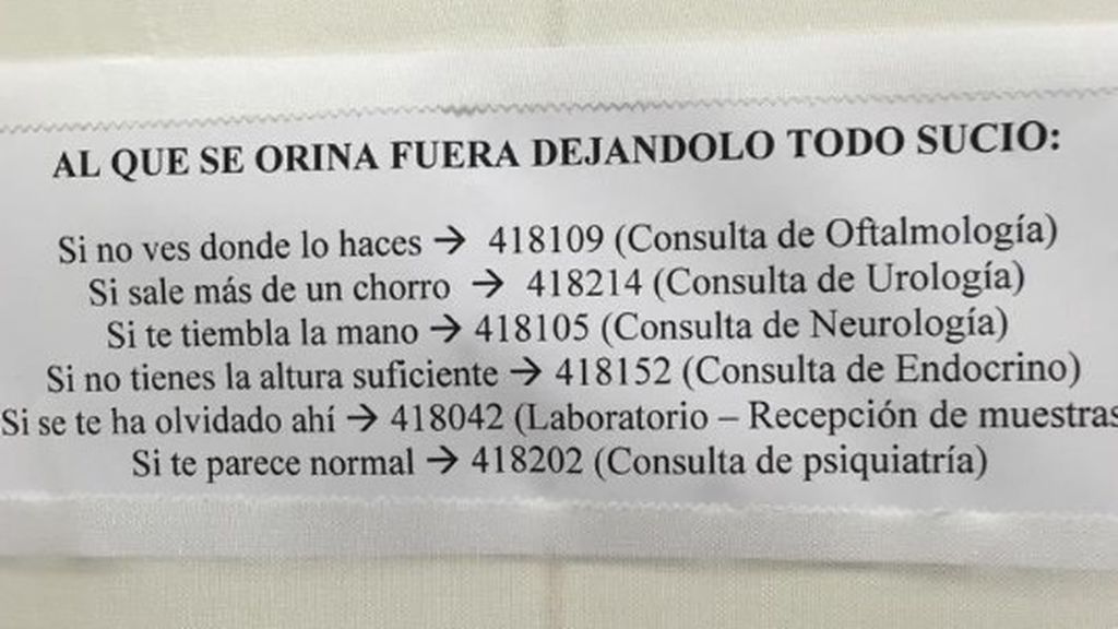 El curioso cartel de un hospital que se dirige a las personas que se orinan fuera en el baño El curioso cartel de un hospital que se dirige a las personas que se orinan fuera en el baño