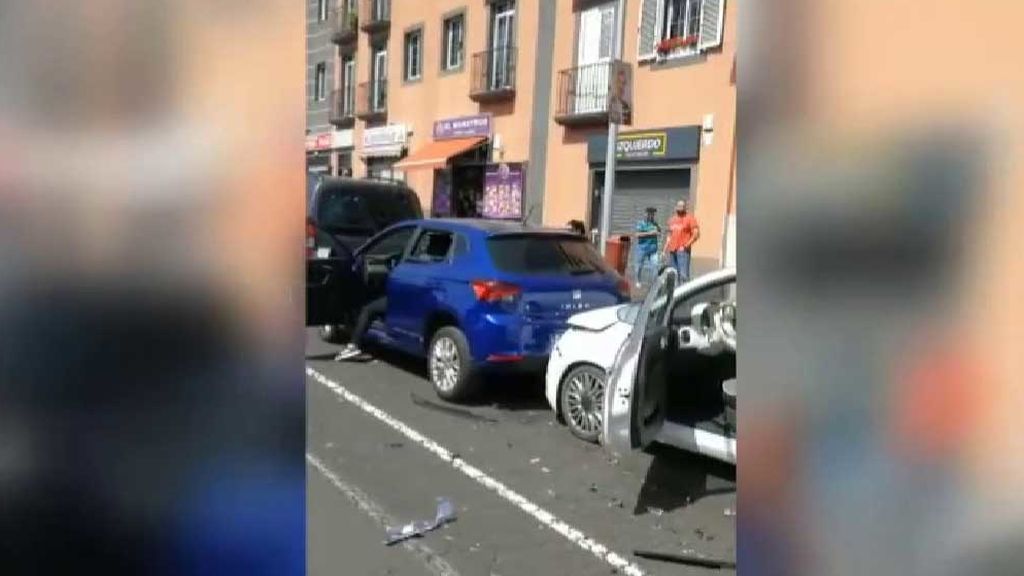 Espectacular colisión en cadena en una céntrica calle de Tenerife