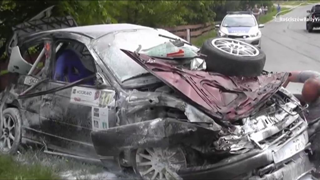 Un coche da cuatro vueltas de campana tras sufrir un brutal accidente en el Rally de Sobotka