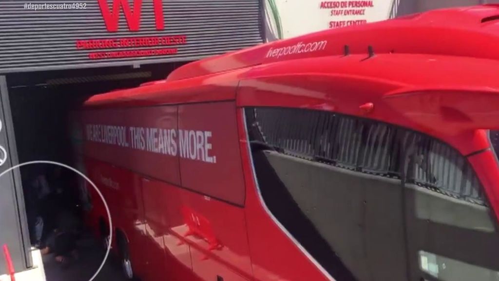 El autobús el Liverpool se queda atrapado a la salida del parking del Wanda Metropolitano