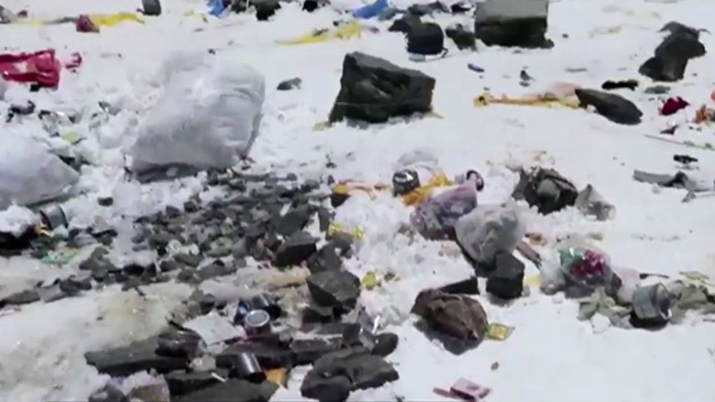 El ejército de Nepal ha retirado más de 11 toneladas de basura del Everest en plena masificación de turismo