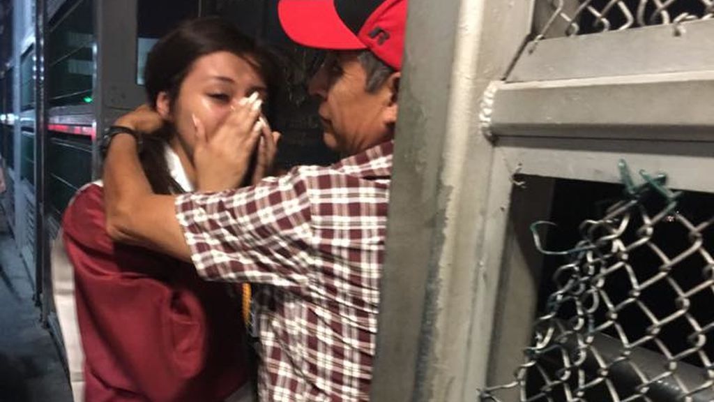 Se gradúa y viaja a la frontera para abrazar a su padre deportado Se gradúa y viaja a la frontera para abrazar a su padre deportado