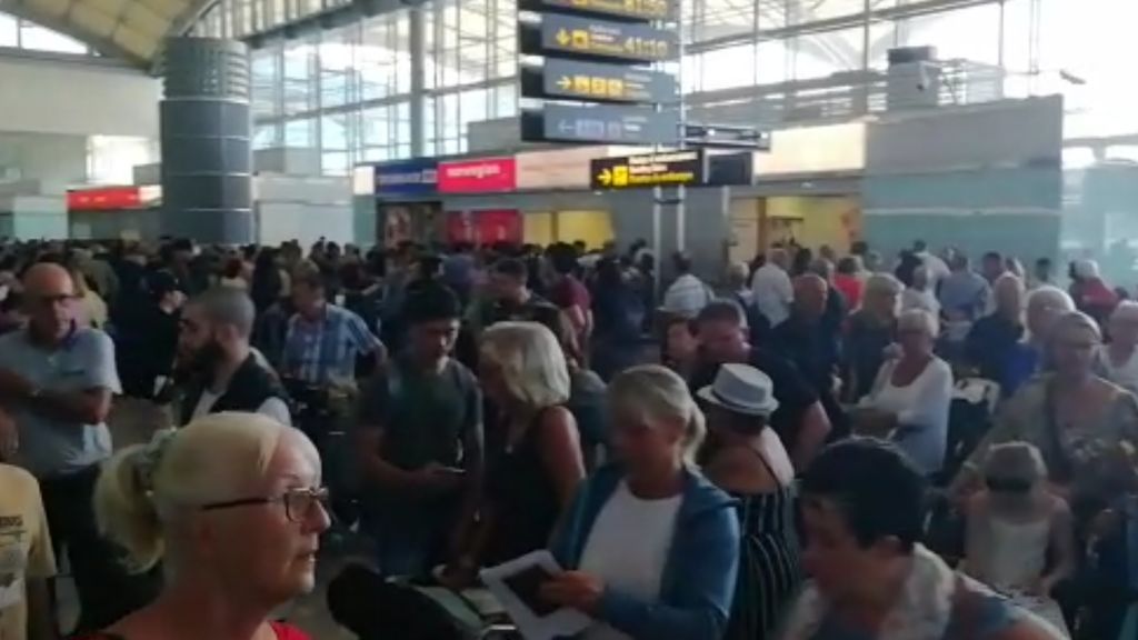 Se abre el aeropuerto de Alicante pero sigue el caos