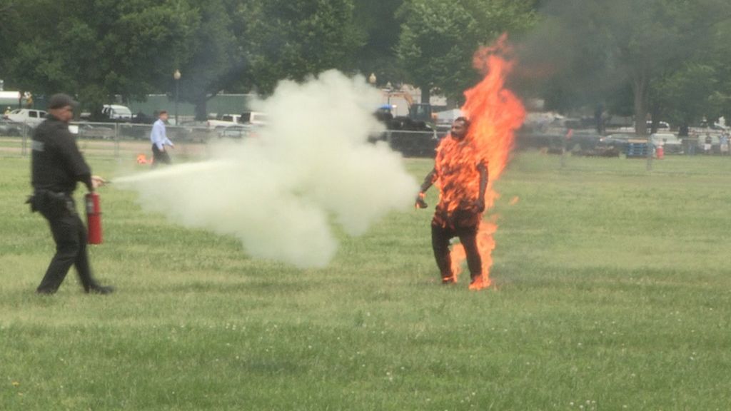 Un hombre se prende fuego frente a la Casa Blanca