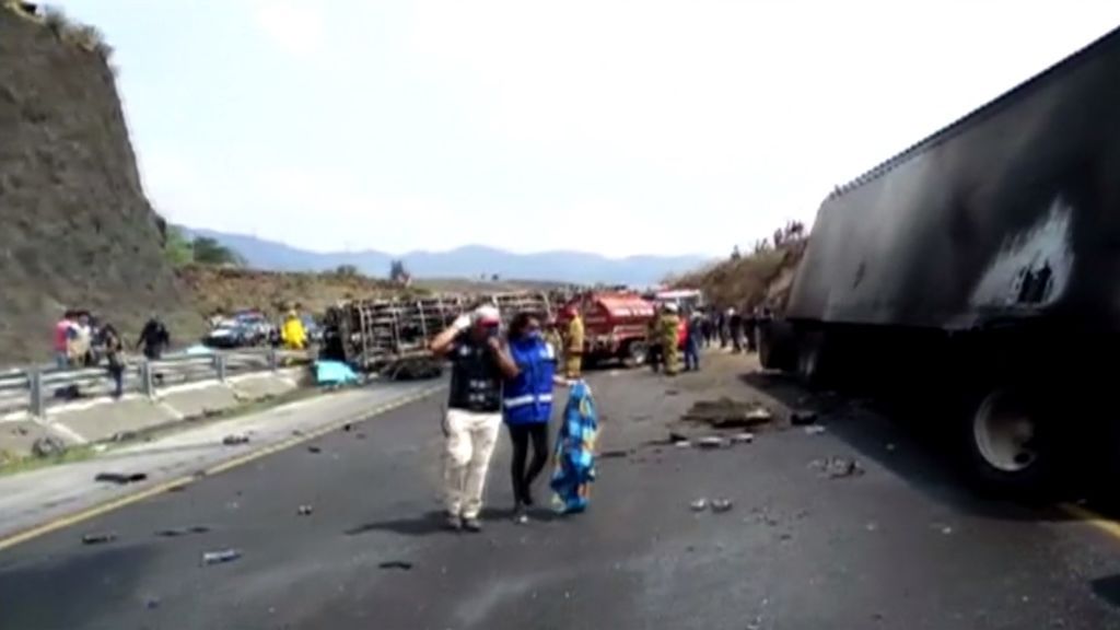 Mueren 21 personas en un sobrecogedor accidente de tráfico en México
