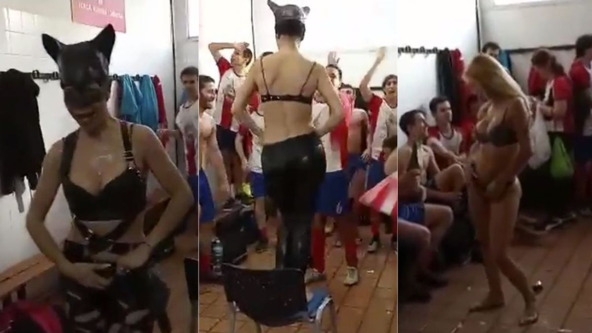 El Llançà celebra su ascenso con una stripper en el vestuario: "Bailad con ella" El Llançà celebra su ascenso con una stripper en el vestuario: "Bailad con ella"