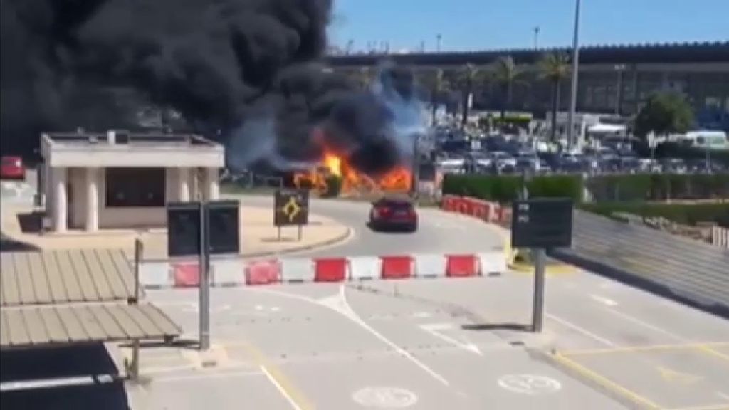 Arden ocho coches y una treintena de motos en un incendio en el parquin de El Prat