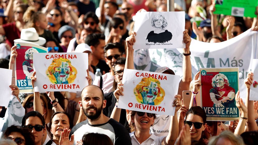 Cientos de manifestantes frente al Ayuntamiento: "Queremos a Carmena"