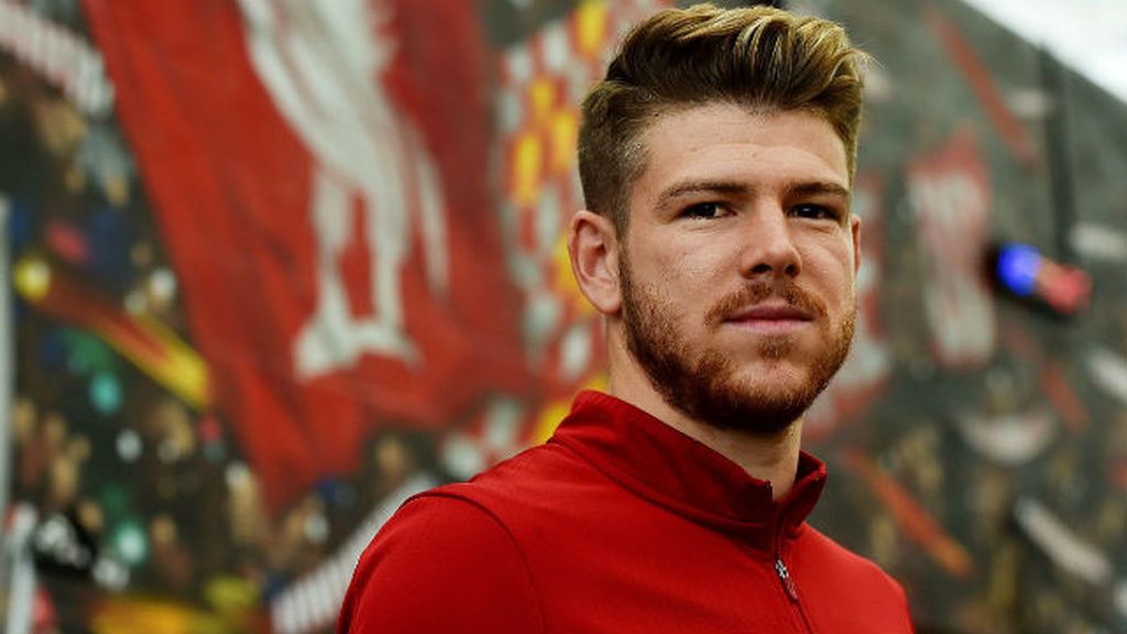 Alberto Moreno homenajea a Reyes con una camiseta durante la celebración de la Champions Alberto Moreno homenajea a Reyes con una camiseta durante la celebración de la Champions