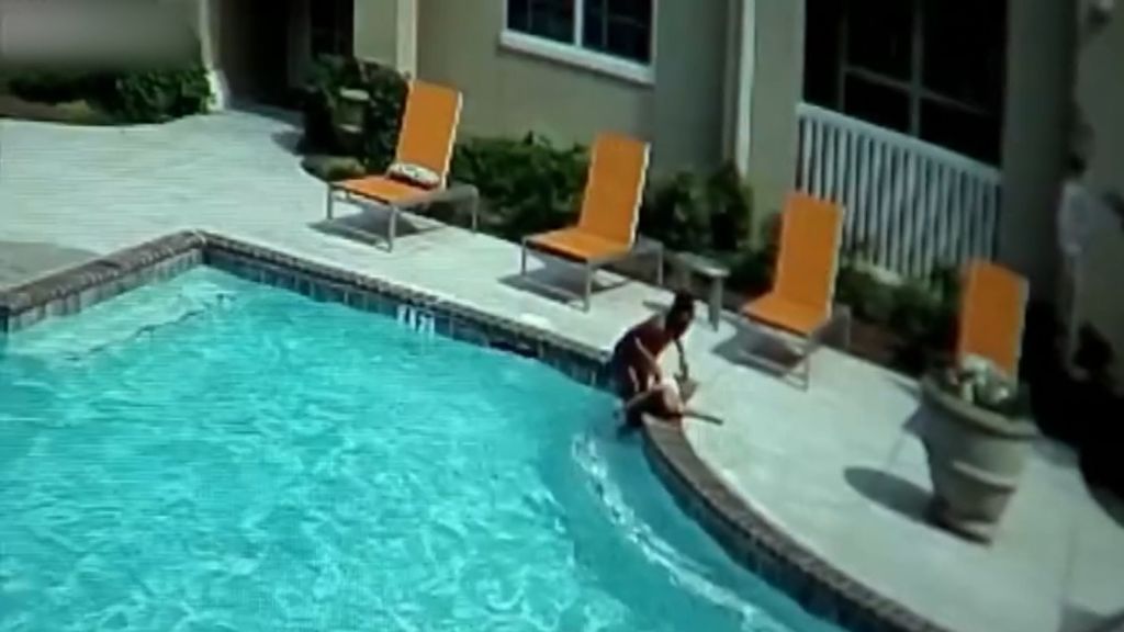Una niña de 10 años salva a su hermana pequeña de morir ahogada en una piscina