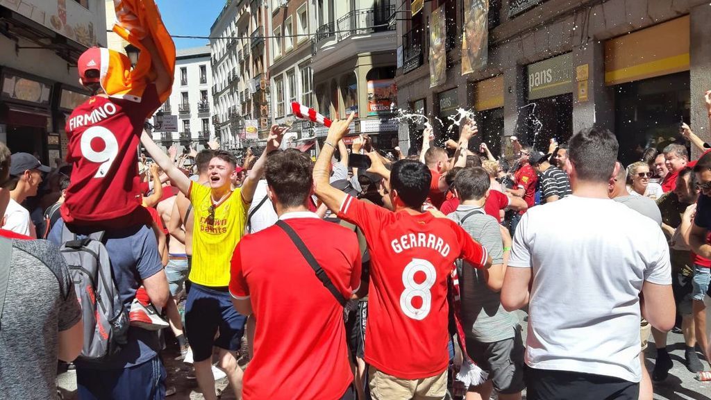 Liverpool o Madrid: Emocionante 'You'll never walk alone' de la afición del Liverpool antes de la final de la Champions Liverpool o Madrid: Emocionante 'You'll never walk alone' de la afición del Liverpool antes de la final de la Champions