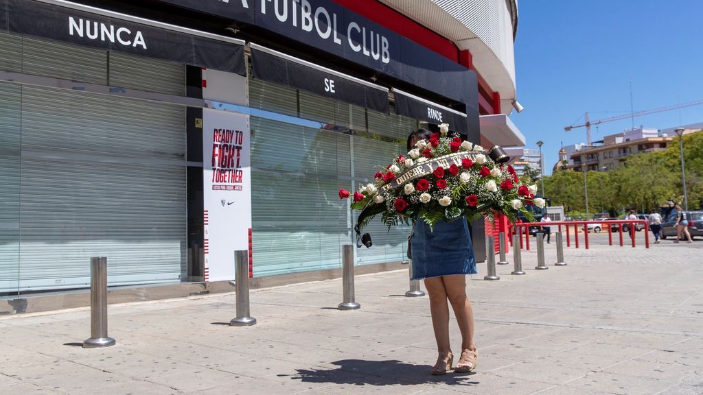 Una mujer llega al Sánchez-Pizjuán con una corona de flores