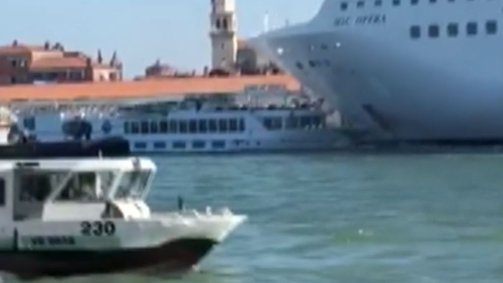 Un barco crucero pierde el control cuando atracaba en Venecia y arrolla a un barco de turistas