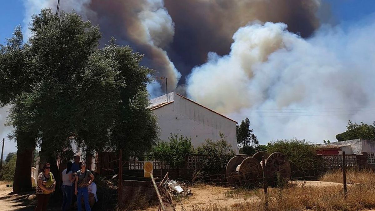 Bomberos continúan luchando por tierra y aire para apagar el incendio de Beas, Huelva